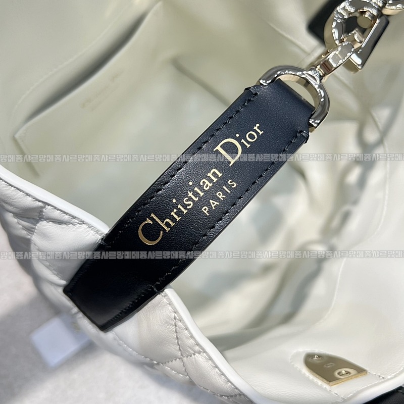 디올뚜주흐미디움버티컬토트백  20260407-110943-008루.jpg