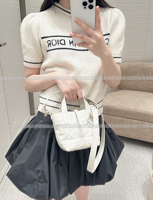 디올뚜주흐미디움버티컬토트백  20260407-111654-017루.jpg