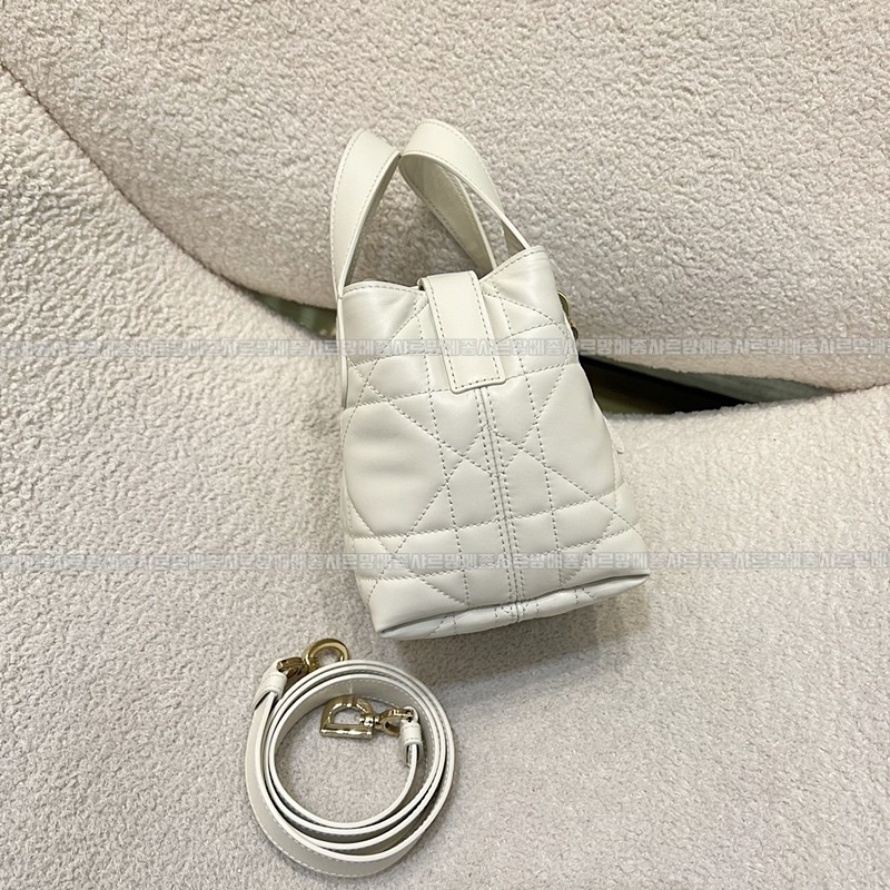 디올뚜주흐미디움버티컬토트백  20260407-111652-001루.jpg