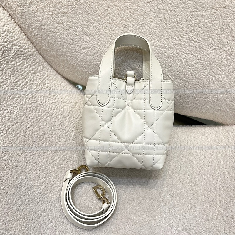 디올뚜주흐미디움버티컬토트백  20260407-111653-002루.jpg