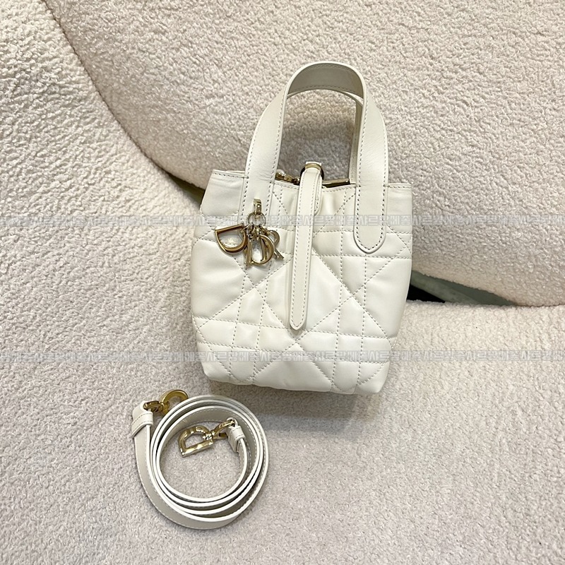 디올뚜주흐미디움버티컬토트백  20260407-111653-004루.jpg