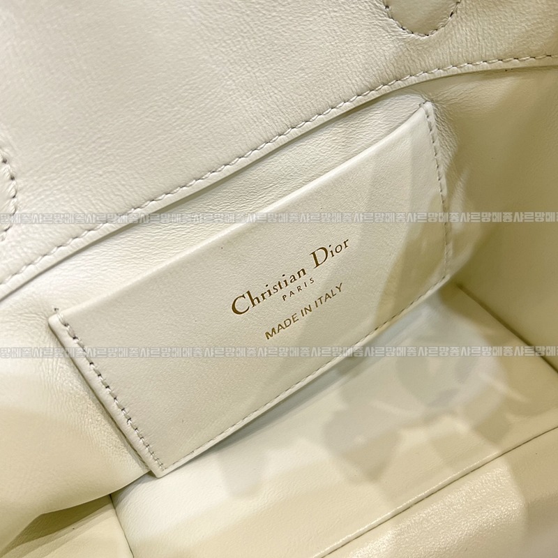 디올뚜주흐미디움버티컬토트백  20260407-111653-008루.jpg