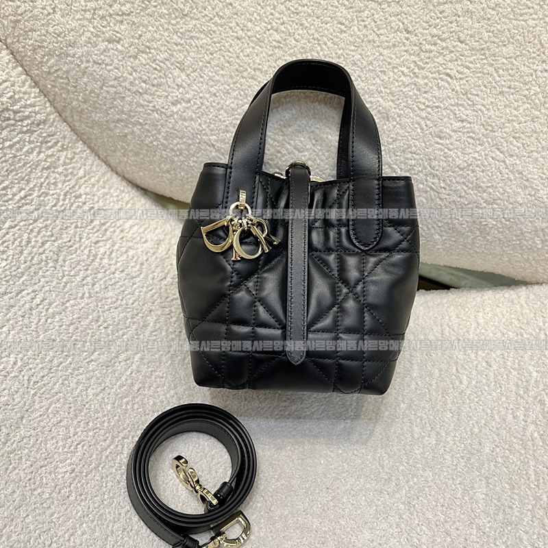 디올뚜주흐미니버티컬토트백  20260407-113721-001루.jpg