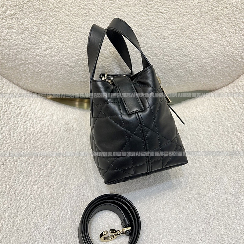 디올뚜주흐미니버티컬토트백  20260407-113721-003루.jpg