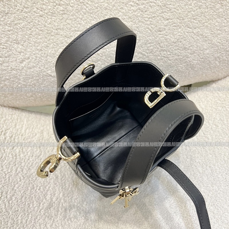 디올뚜주흐미니버티컬토트백  20260407-113722-008루.jpg