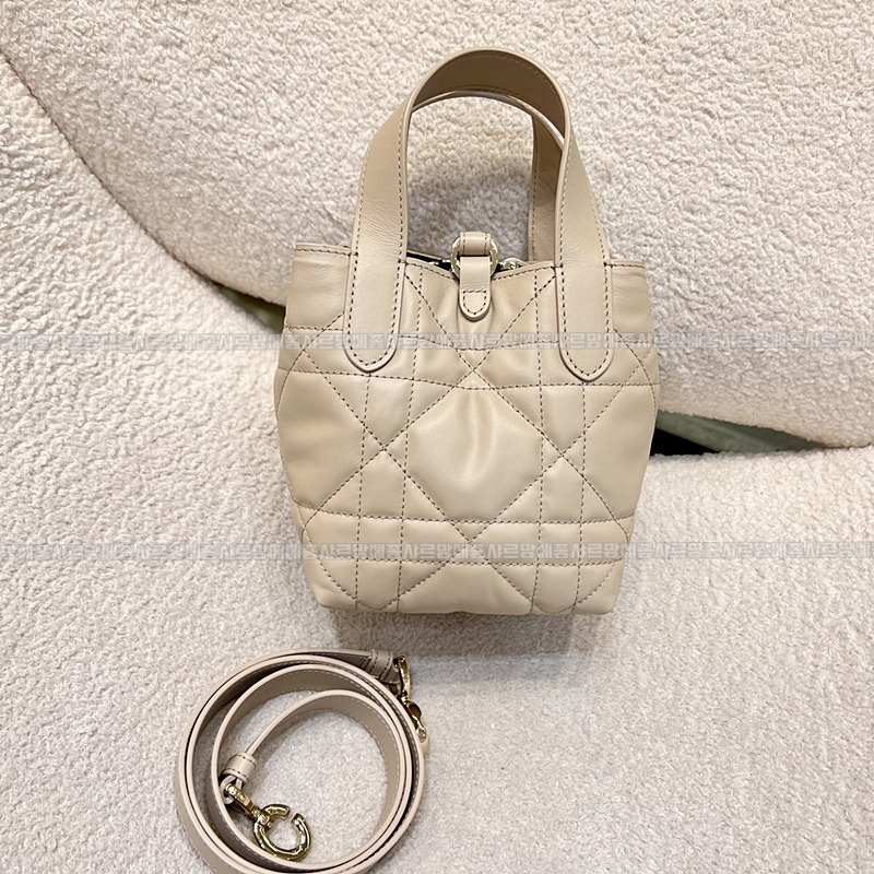 디올뚜주흐미니버티컬토트백  20260407-114051-002루.jpg