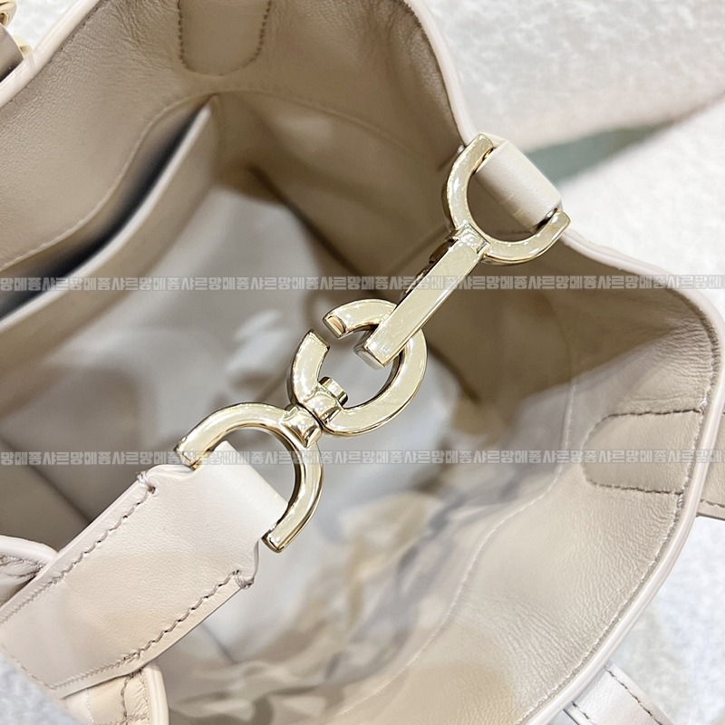 디올뚜주흐미니버티컬토트백  20260407-114052-009루.jpg