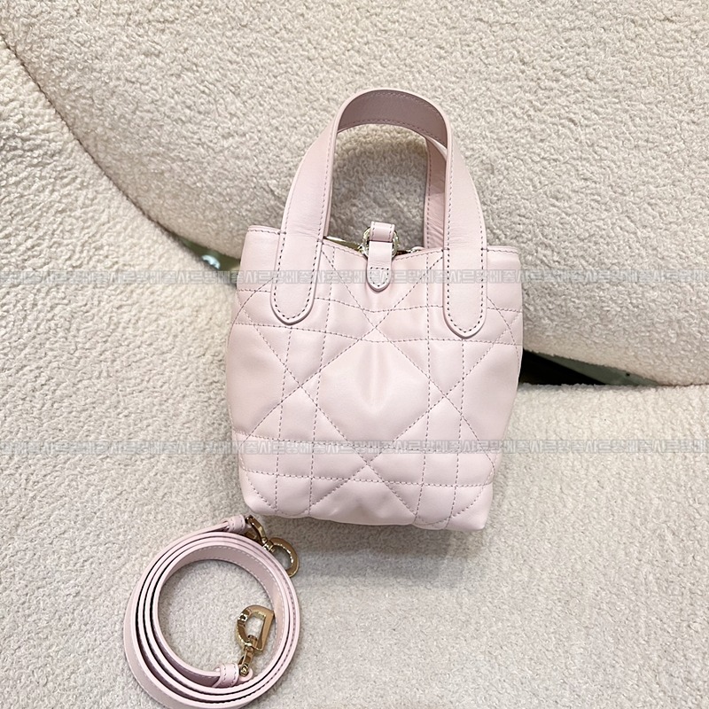 디올뚜주흐미니버티컬토트백  20260407-114315-002루.jpg