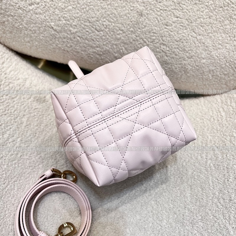 디올뚜주흐미니버티컬토트백  20260407-114315-003루.jpg