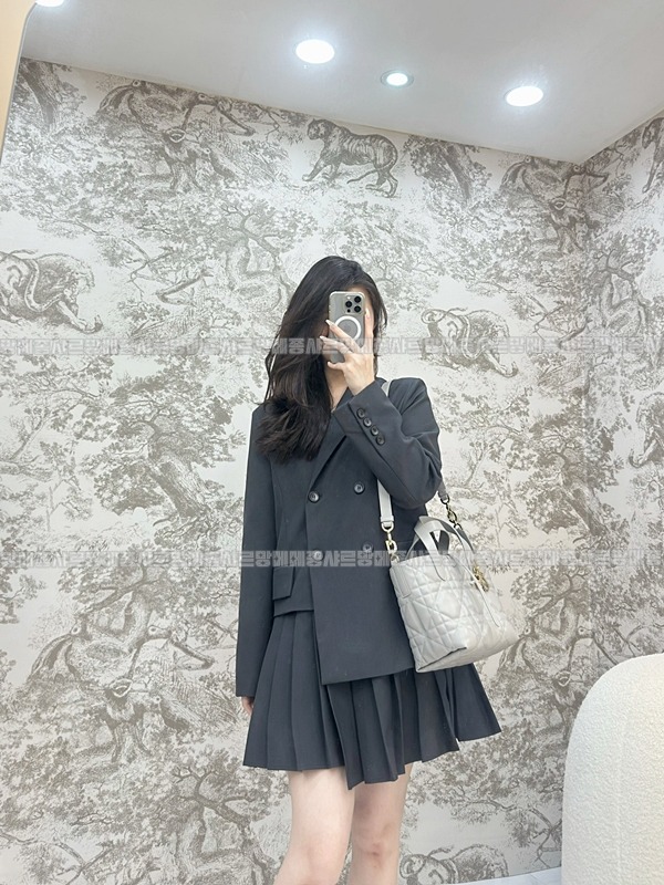 디올뚜주흐스몰버티컬토트백  20260407-120408-010루.jpg