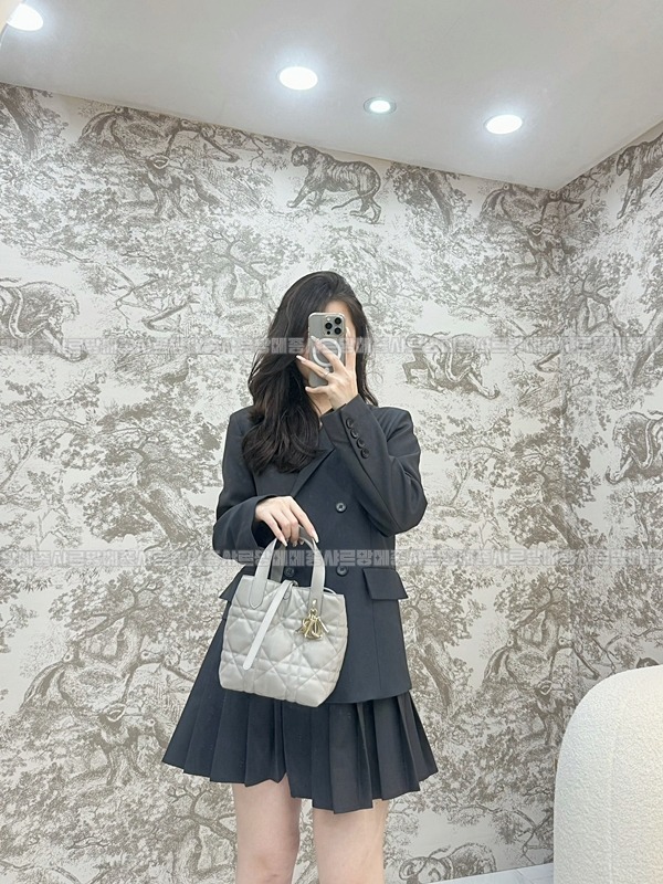 디올뚜주흐스몰버티컬토트백  20260407-120409-013루.jpg