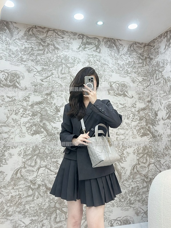 디올뚜주흐스몰버티컬토트백  20260407-120408-011루.jpg