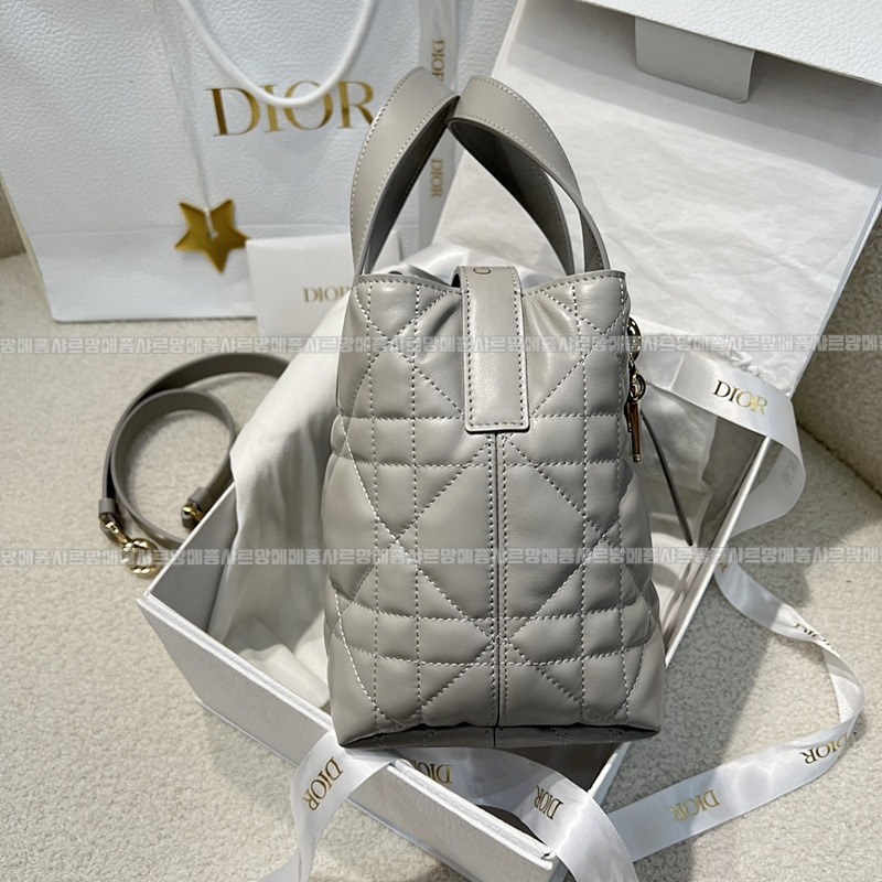 디올뚜주흐스몰버티컬토트백  20260407-120407-004루.jpg