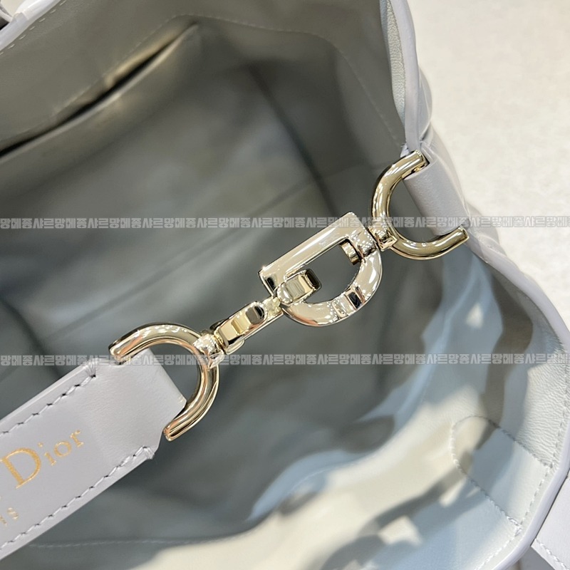 디올뚜주흐스몰버티컬토트백  20260407-120408-006루.jpg