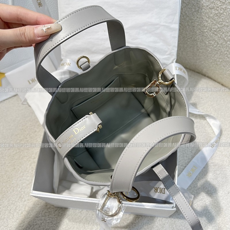 디올뚜주흐스몰버티컬토트백  20260407-120408-008루.jpg