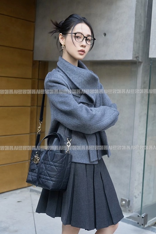 디올뚜주흐스몰버티컬토트백  20260407-120612-010루.jpg