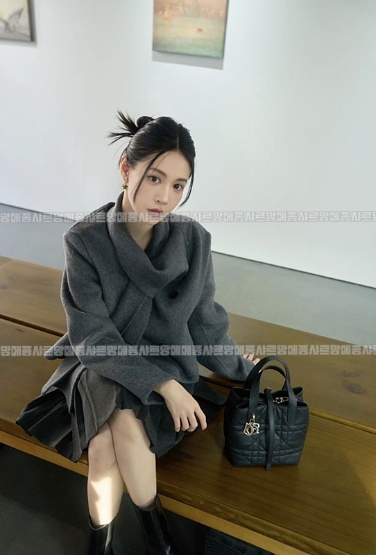 디올뚜주흐스몰버티컬토트백  20260407-120612-012루.jpg