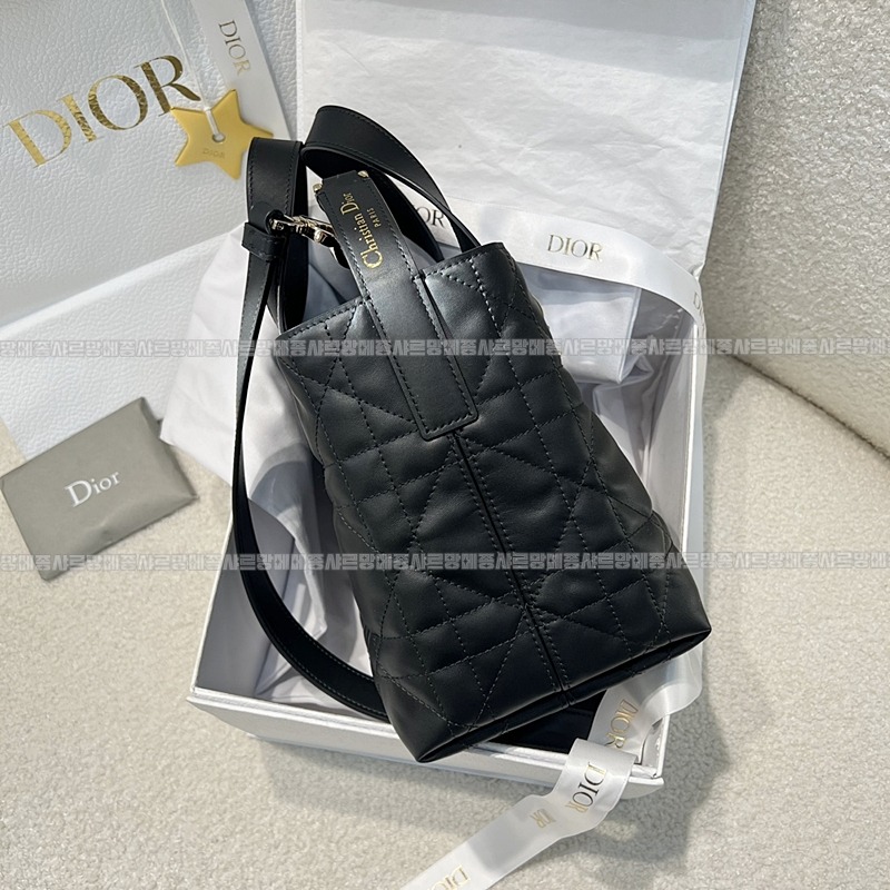 디올뚜주흐스몰버티컬토트백  20260407-120610-002루.jpg