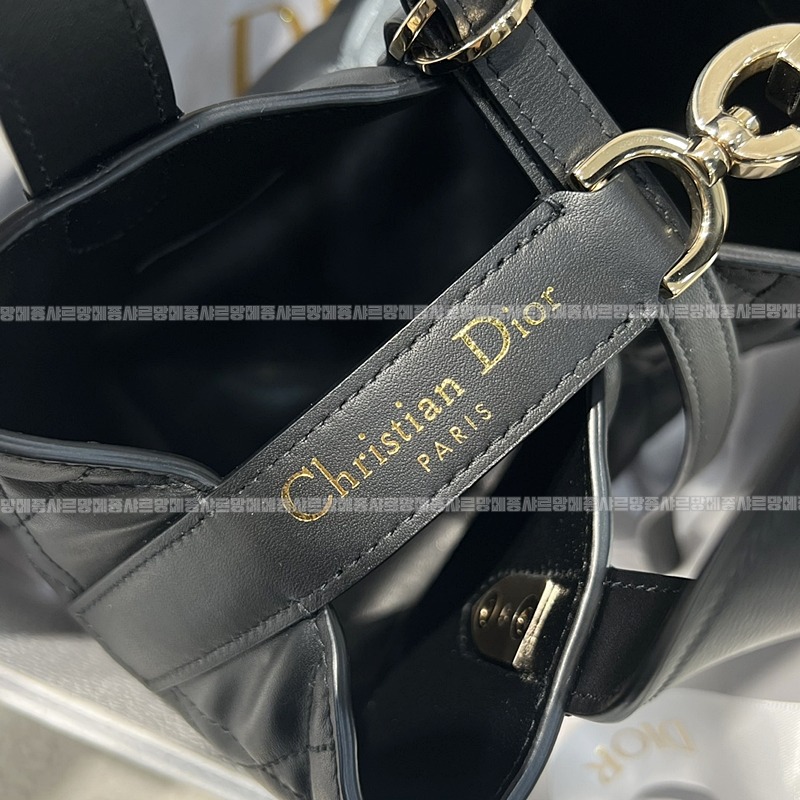 디올뚜주흐스몰버티컬토트백  20260407-120611-005루.jpg