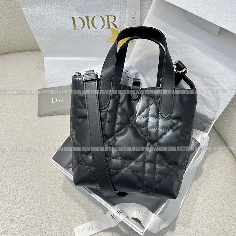 디올뚜주흐스몰버티컬토트백  20260407-120610-003루.jpg