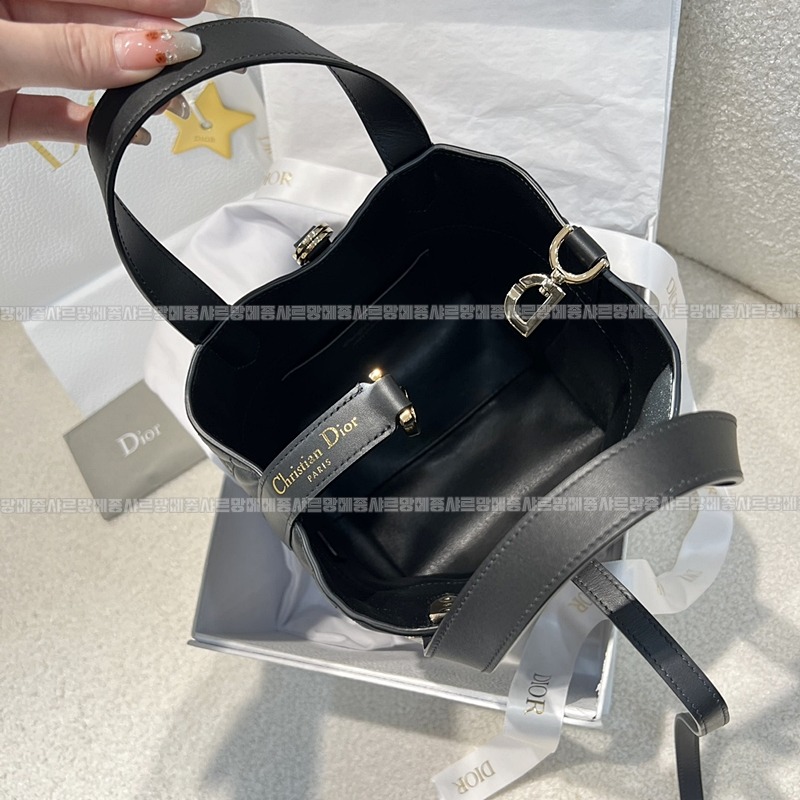 디올뚜주흐스몰버티컬토트백  20260407-120611-008루.jpg