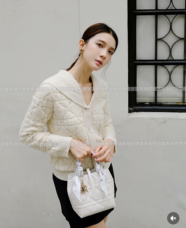 디올뚜주흐스몰버티컬토트백  20260407-120852-013루.jpg