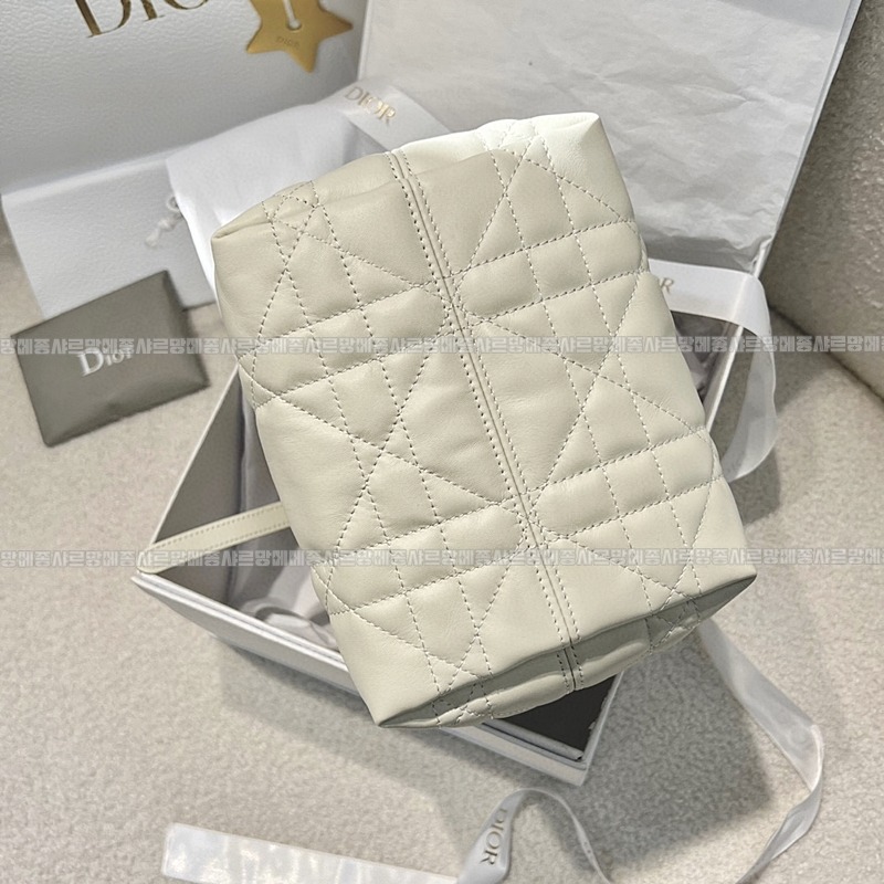 디올뚜주흐스몰버티컬토트백  20260407-120851-004루.jpg