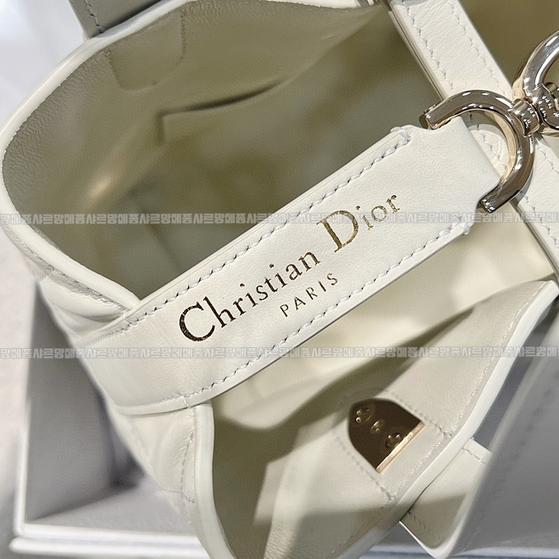 디올뚜주흐스몰버티컬토트백  20260407-120851-006루.jpg