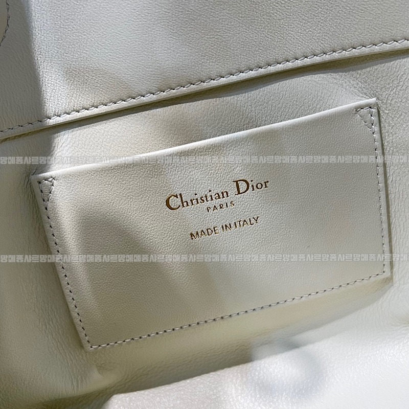 디올뚜주흐스몰버티컬토트백  20260407-120852-008루.jpg