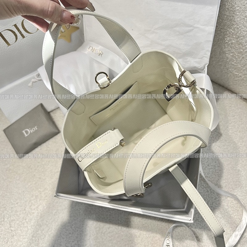 디올뚜주흐스몰버티컬토트백  20260407-120852-009루.jpg