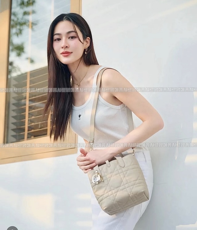 디올뚜주흐스몰버티컬토트백  20260407-140700-010루.jpg