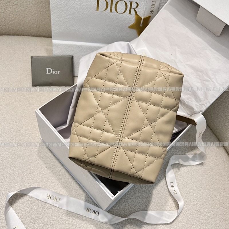 디올뚜주흐스몰버티컬토트백  20260407-140659-003루.jpg