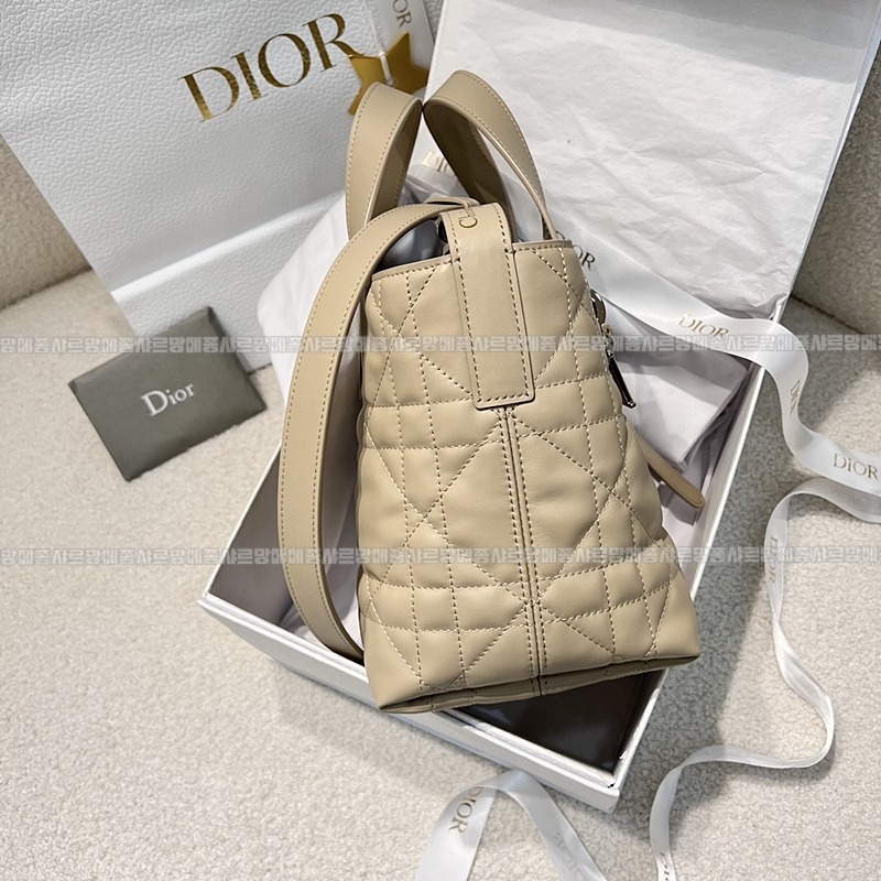 디올뚜주흐스몰버티컬토트백  20260407-140659-005루.jpg