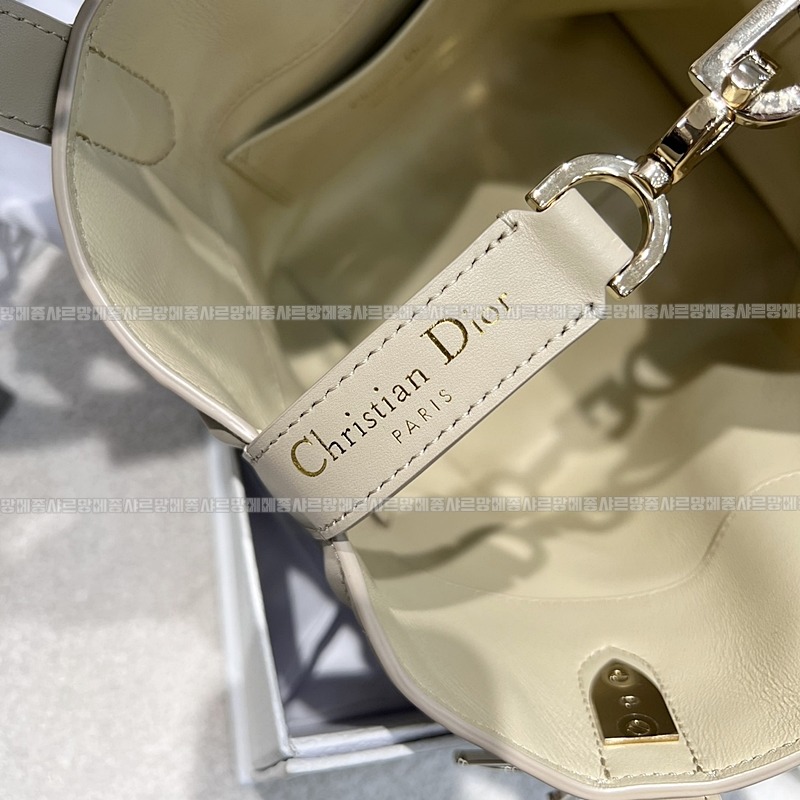 디올뚜주흐스몰버티컬토트백  20260407-140659-006루.jpg