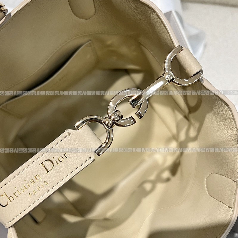 디올뚜주흐스몰버티컬토트백  20260407-140700-007루.jpg