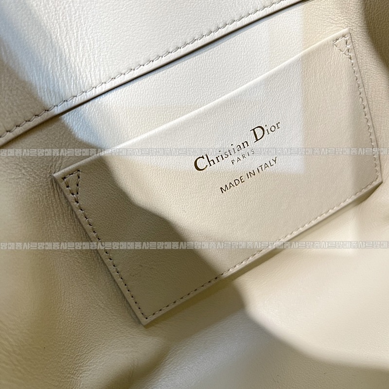 디올뚜주흐스몰버티컬토트백  20260407-140700-009루.jpg