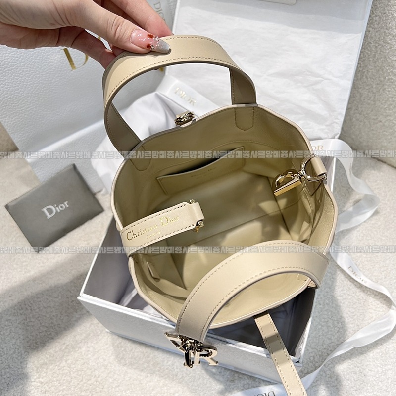 디올뚜주흐스몰버티컬토트백  20260407-140700-008루.jpg