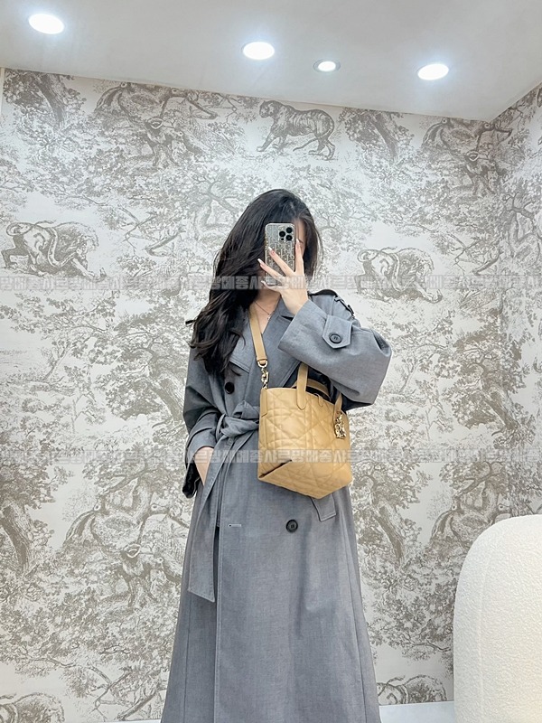 디올뚜주흐스몰버티컬토트백  20260407-140857-010루.jpg