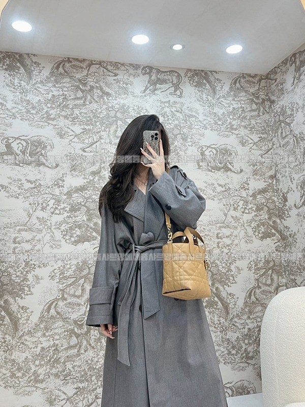 디올뚜주흐스몰버티컬토트백  20260407-140858-015루.jpg