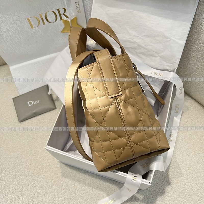 디올뚜주흐스몰버티컬토트백  20260407-140856-002루.jpg