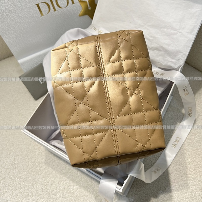 디올뚜주흐스몰버티컬토트백  20260407-140857-004루.jpg