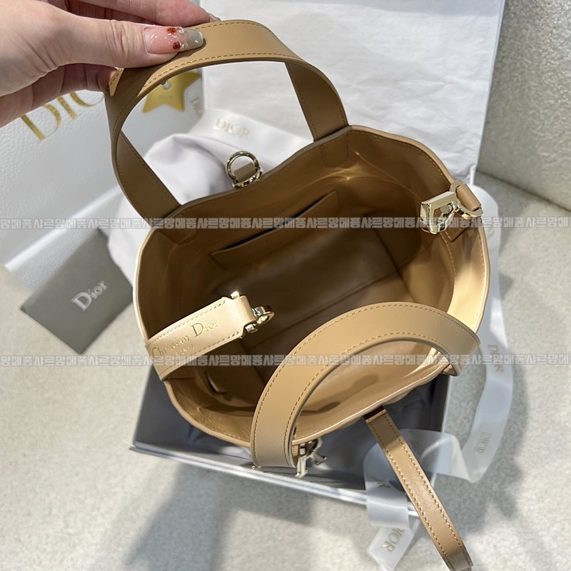 디올뚜주흐스몰버티컬토트백  20260407-140857-006루.jpg