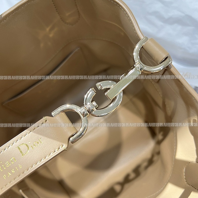 디올뚜주흐스몰버티컬토트백  20260407-140857-008루.jpg