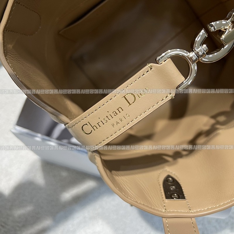 디올뚜주흐스몰버티컬토트백  20260407-140857-007루.jpg