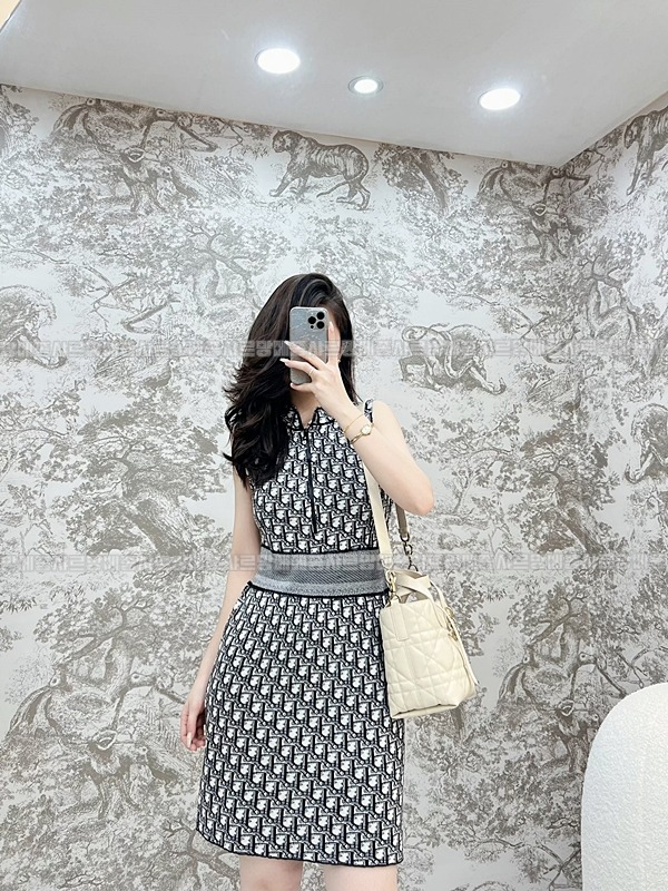 디올뚜주흐스몰버티컬토트백  20260407-141121-010루.jpg