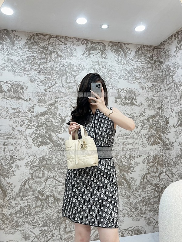 디올뚜주흐스몰버티컬토트백  20260407-141122-013루.jpg