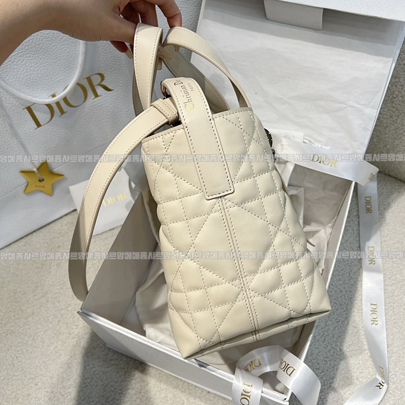 디올뚜주흐스몰버티컬토트백  20260407-141120-003루.jpg