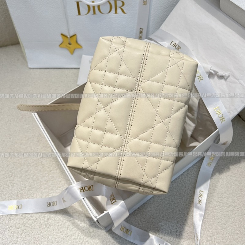 디올뚜주흐스몰버티컬토트백  20260407-141121-004루.jpg