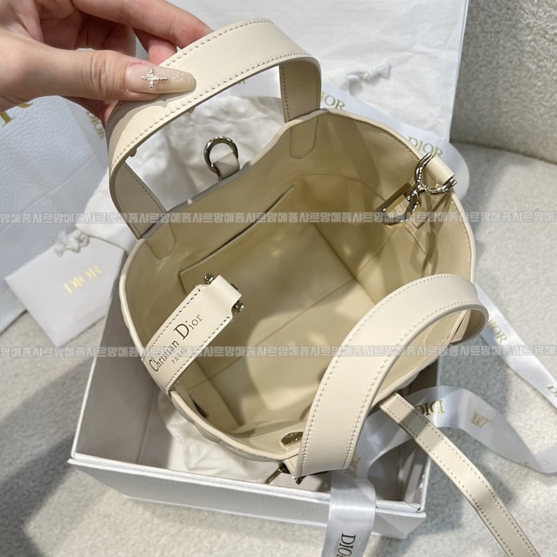 디올뚜주흐스몰버티컬토트백  20260407-141121-005루.jpg