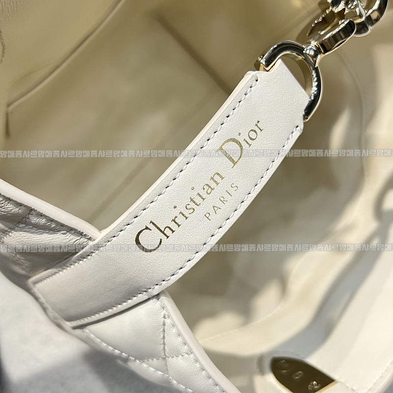 디올뚜주흐스몰버티컬토트백  20260407-141121-008루.jpg